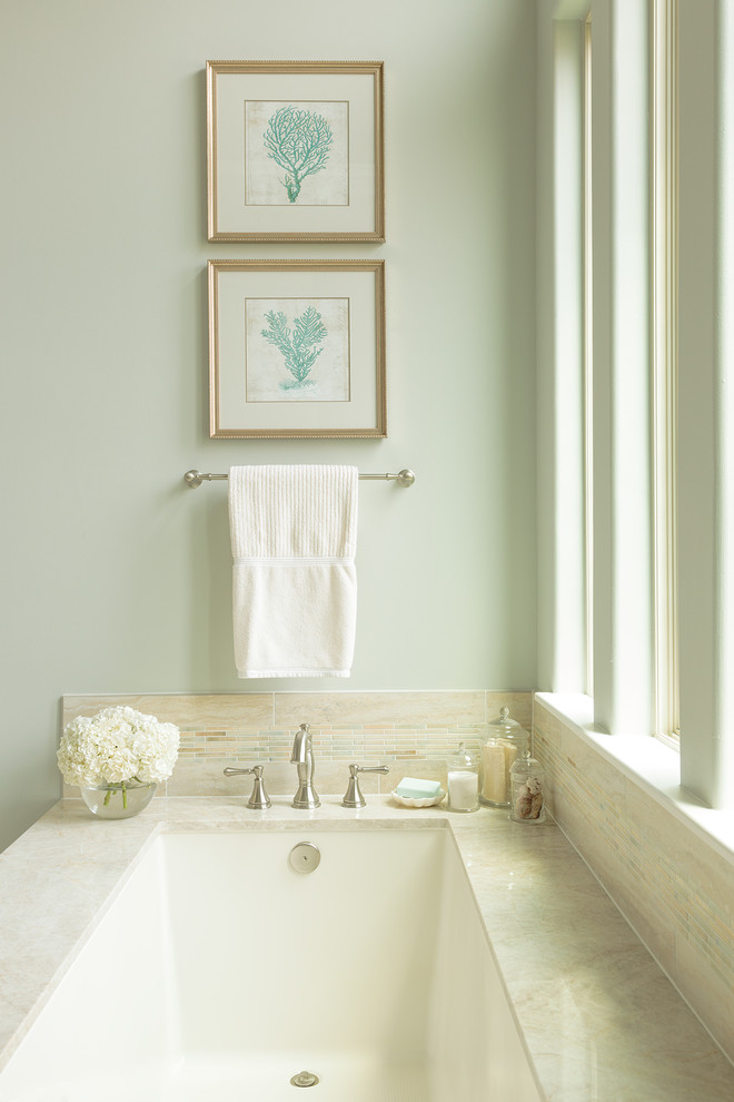 Источник вдохновения для домашнего уюта: большая главная ванная комната в средиземноморском стиле с накладной ванной, бежевой плиткой, плиткой мозаикой и синими стенами