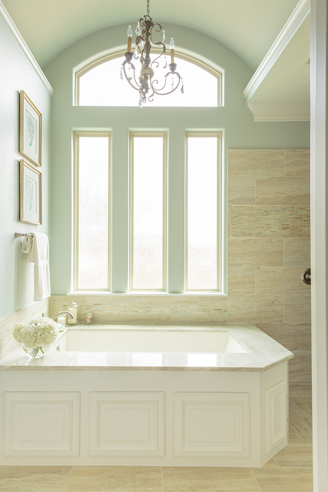 Ispirazione per una grande stanza da bagno padronale minimalista con ante con bugna sagomata, ante bianche, vasca sottopiano, piastrelle beige, piastrelle in gres porcellanato, pareti blu e pavimento in gres porcellanato
