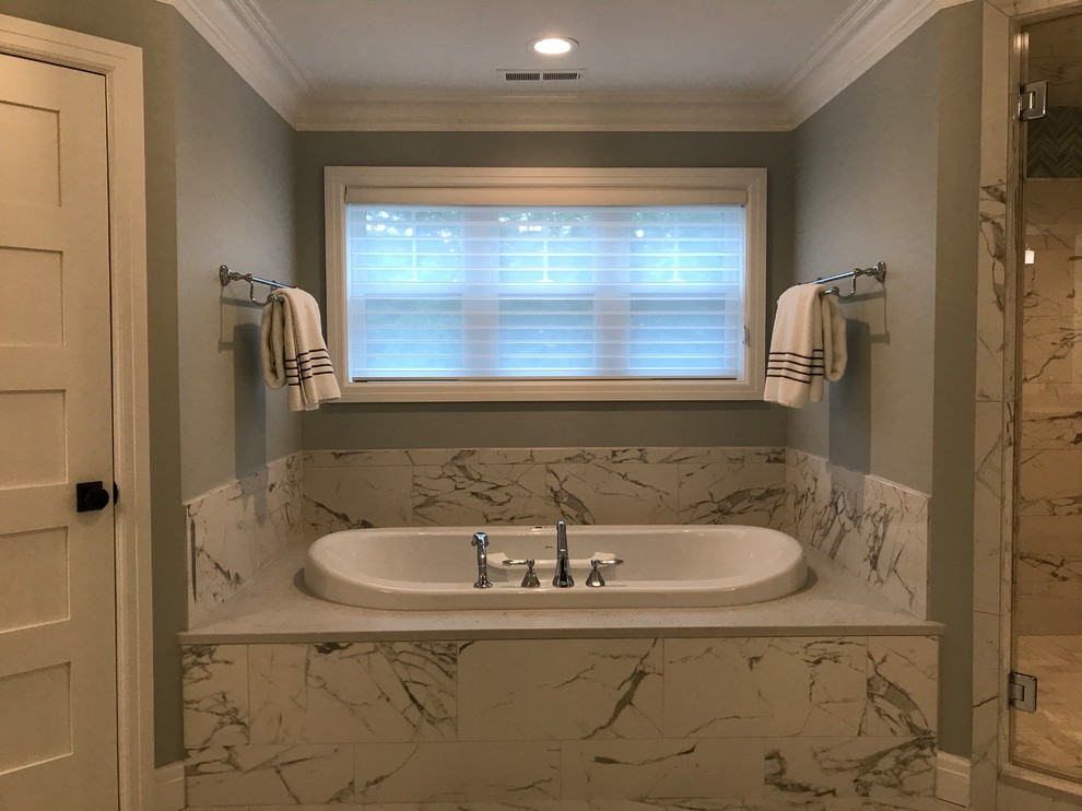 Imagen de cuarto de baño principal actual grande con bañera encastrada, baldosas y/o azulejos de mármol, suelo de mármol y suelo blanco