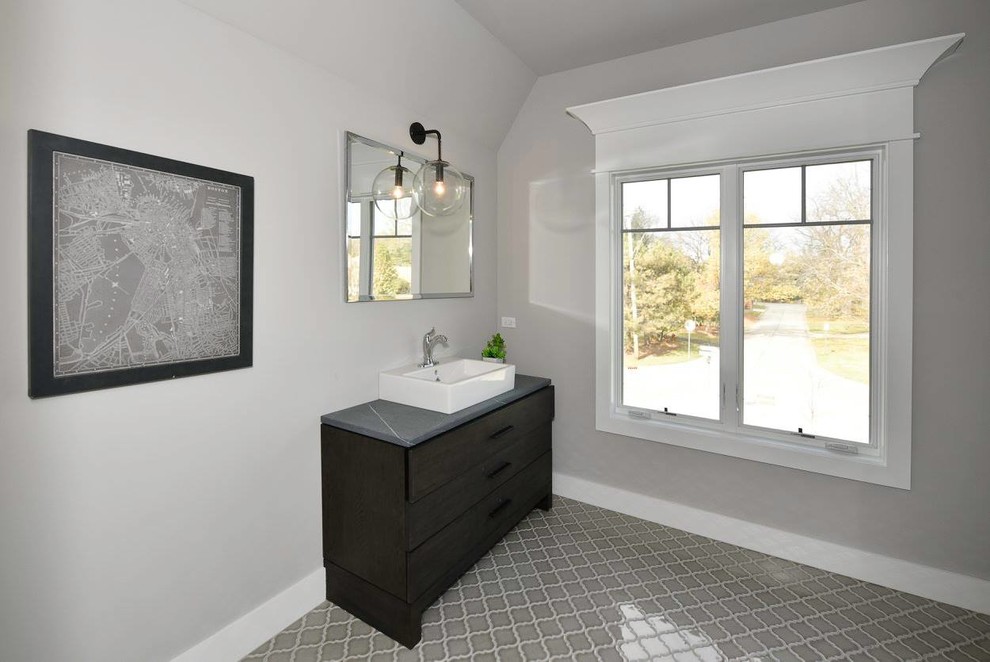 Idéer för att renovera ett mellanstort funkis badrum med dusch, med släta luckor, skåp i mörkt trä, grå väggar, mosaikgolv, ett fristående handfat och bänkskiva i täljsten