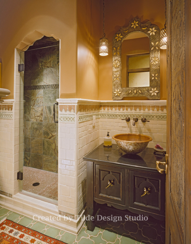 На фото: ванная комната в средиземноморском стиле с душем в нише с