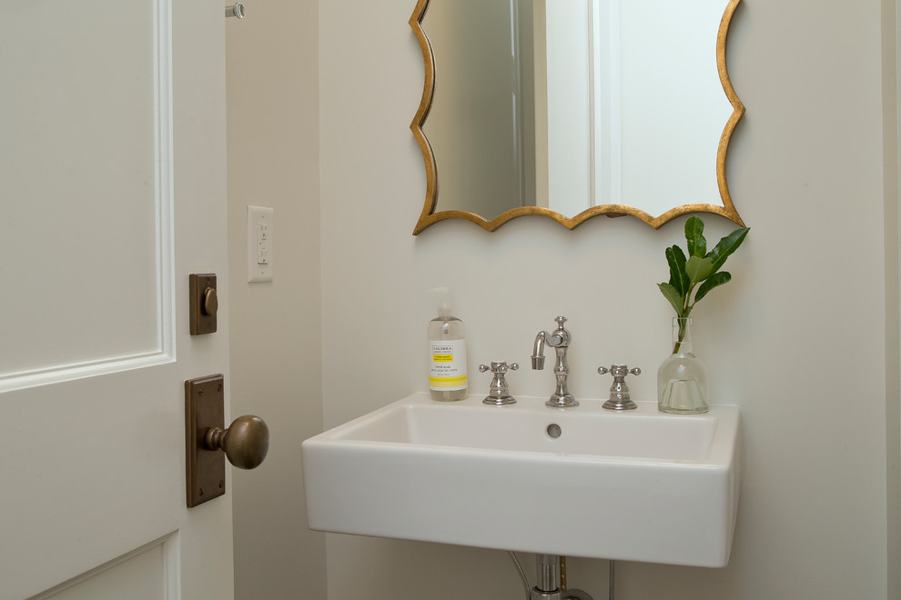 Foto de cuarto de baño campestre pequeño con armarios abiertos, paredes beige, aseo y ducha, lavabo suspendido y encimera de acrílico