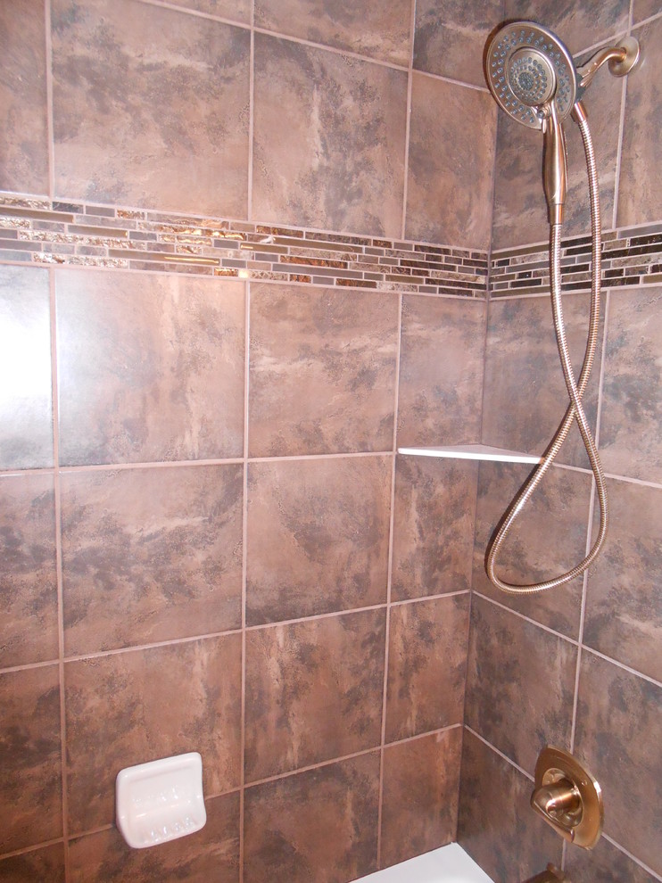Источник вдохновения для домашнего уюта: ванная комната среднего размера в классическом стиле с ванной в нише, коричневой плиткой, керамической плиткой и душем над ванной