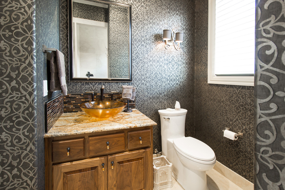 Ejemplo de cuarto de baño tradicional pequeño con armarios con paneles con relieve, puertas de armario marrones y encimera de granito