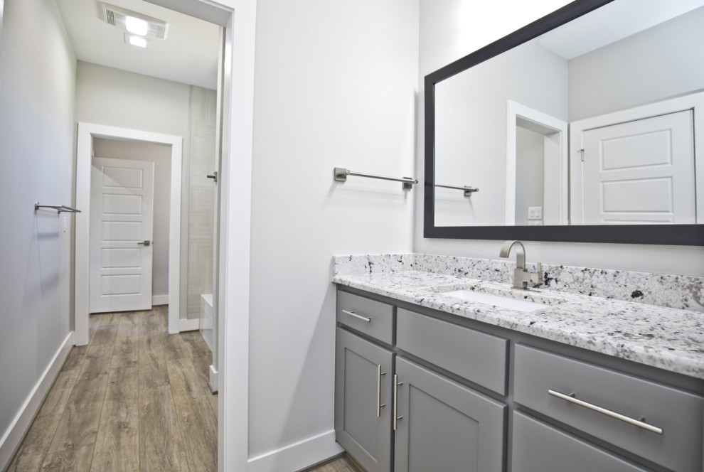 Exemple d'une salle de bain tendance avec un plan de toilette en granite et un plan de toilette blanc.