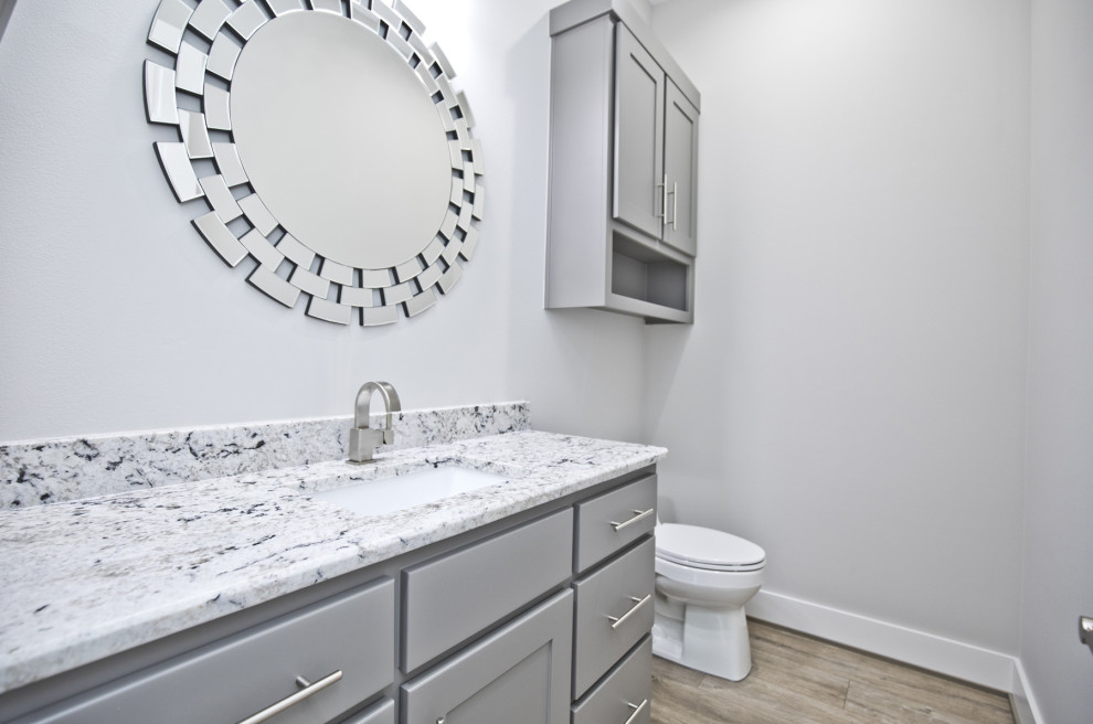 Пример оригинального дизайна: ванная комната в современном стиле с столешницей из гранита и белой столешницей