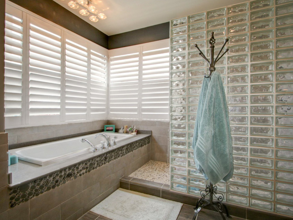 Modernes Badezimmer mit flächenbündigen Schrankfronten, grauen Schränken, Marmor-Waschbecken/Waschtisch, Einbaubadewanne, Eckdusche, grauen Fliesen und Porzellanfliesen in Denver