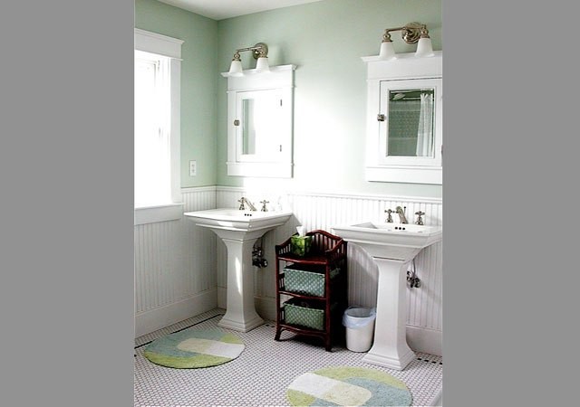 Источник вдохновения для домашнего уюта: главная ванная комната среднего размера в классическом стиле с фасадами в стиле шейкер, белыми фасадами, черно-белой плиткой, керамической плиткой, зелеными стенами, полом из керамической плитки и раковиной с пьедесталом