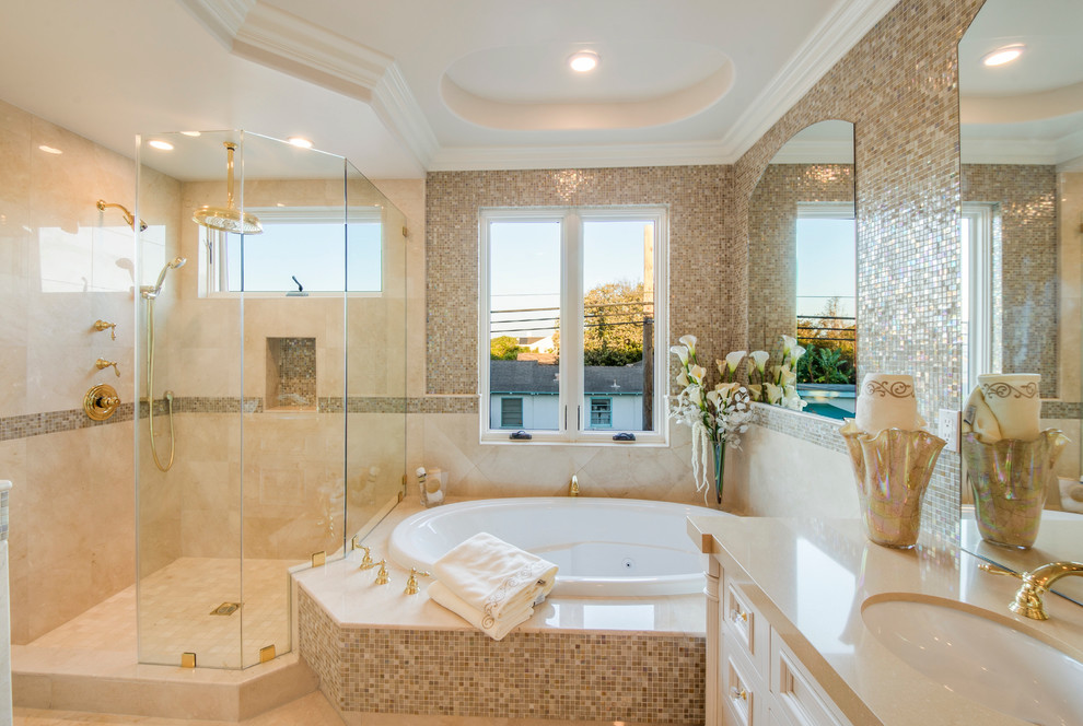 Aménagement d'une grande salle de bain principale contemporaine avec un placard à porte affleurante, des portes de placard blanches, un bain bouillonnant, une douche d'angle, un bidet, un carrelage blanc, mosaïque, un mur blanc, un sol en marbre, un lavabo encastré et un plan de toilette en quartz modifié.