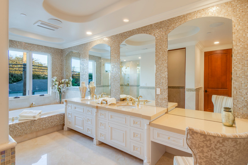 Inspiration pour une grande salle de bain principale design avec un placard avec porte à panneau encastré, des portes de placard blanches, un bain bouillonnant, une douche d'angle, un bidet, un carrelage beige, des carreaux de céramique, un mur blanc, un sol en marbre, un lavabo encastré et un plan de toilette en quartz modifié.