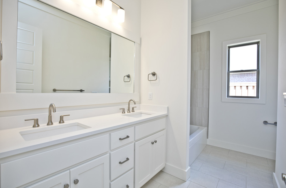 Immagine di una stanza da bagno minimal con top in quarzo composito, top bianco e due lavabi