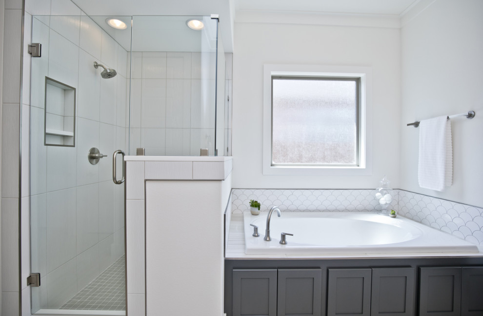 Источник вдохновения для домашнего уюта: ванная комната в современном стиле с столешницей из искусственного кварца, белой столешницей и тумбой под две раковины