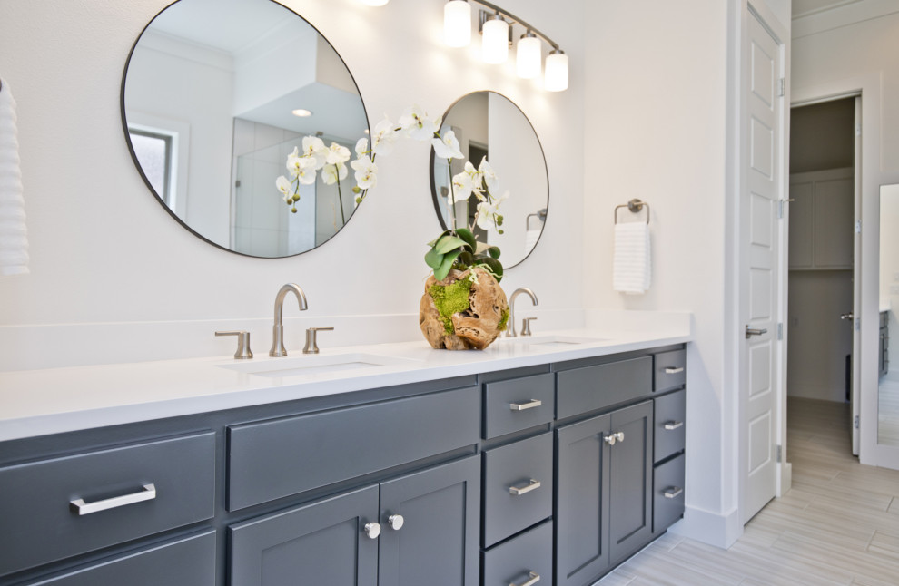 Foto di una stanza da bagno design con top in quarzo composito, top bianco e due lavabi