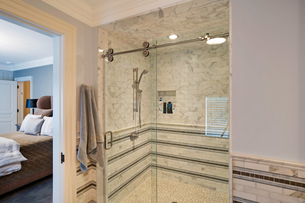 Идея дизайна: большая главная ванная комната в современном стиле с душем в нише, унитазом-моноблоком, белой плиткой, каменной плиткой, фиолетовыми стенами, полом из галечной плитки и душем с раздвижными дверями