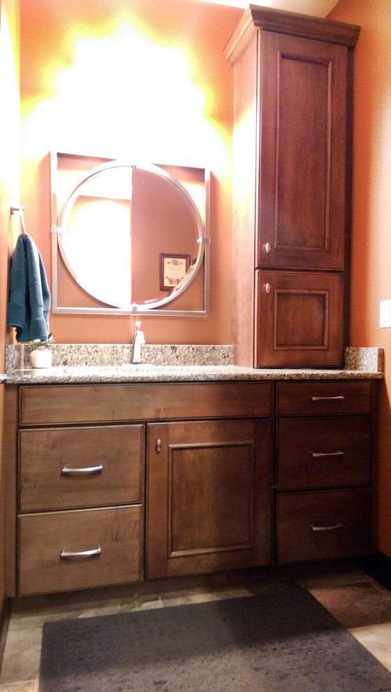 Immagine di una piccola stanza da bagno con doccia chic con ante marroni, ante con bugna sagomata, pareti rosa, lavabo sottopiano, top in granito e pavimento beige