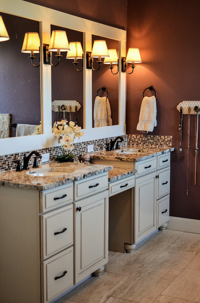 Bild på ett mellanstort vintage brun brunt en-suite badrum, med luckor med upphöjd panel, beige skåp, brun kakel, vit kakel, glaskakel, lila väggar, klinkergolv i porslin, ett undermonterad handfat, granitbänkskiva och beiget golv