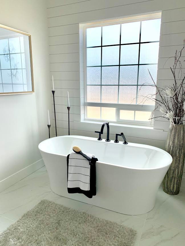 Großes Klassisches Badezimmer En Suite mit freistehender Badewanne, Duschnische, weißen Fliesen, Marmorfliesen, grauer Wandfarbe, Marmorboden, grauem Boden und Falttür-Duschabtrennung in Boise
