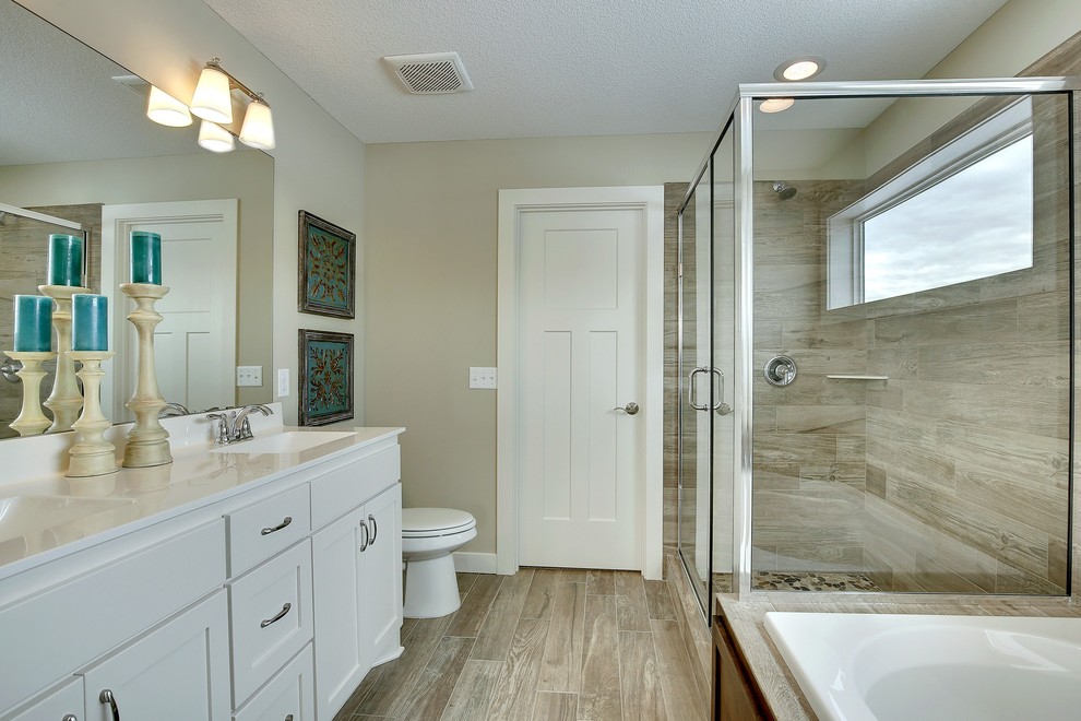Idéer för att renovera ett stort amerikanskt badrum, med släta luckor, skåp i mellenmörkt trä, ett platsbyggt badkar, en hörndusch, grå kakel, cementkakel, grå väggar, vinylgolv, ett fristående handfat och marmorbänkskiva