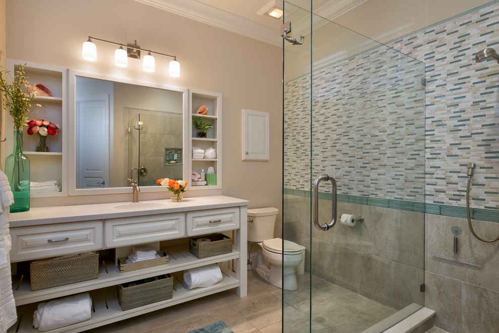 На фото: главная ванная комната в классическом стиле с фасадами с выступающей филенкой, белыми фасадами, раздельным унитазом, бежевой плиткой и синей плиткой