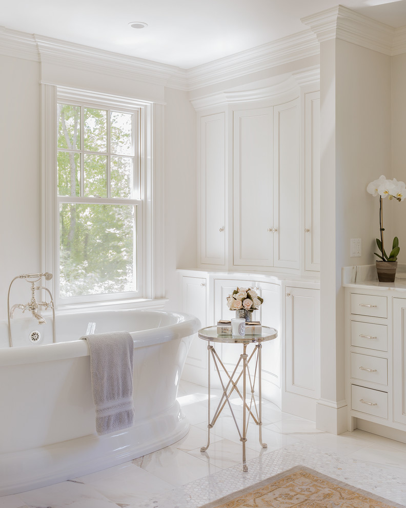 Свежая идея для дизайна: главная ванная комната в классическом стиле с отдельно стоящей ванной и окном - отличное фото интерьера