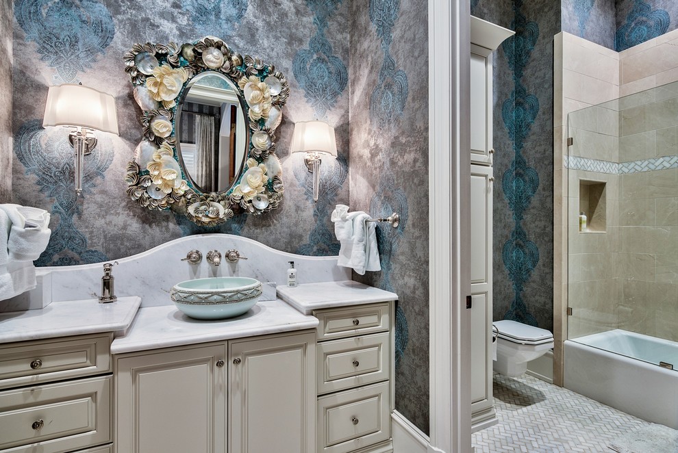 На фото: ванная комната в стиле неоклассика (современная классика) с фасадами с выступающей филенкой, белыми фасадами, ванной в нише, душем над ванной, инсталляцией, разноцветными стенами, настольной раковиной и мраморной столешницей с