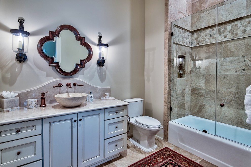 Идея дизайна: ванная комната в средиземноморском стиле с фасадами с выступающей филенкой, белыми фасадами, ванной в нише, душем над ванной, серыми стенами и настольной раковиной