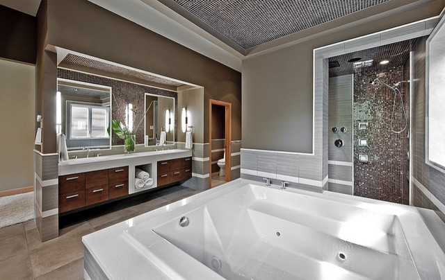 Exempel på ett mycket stort modernt en-suite badrum, med ett nedsänkt handfat, skåp i mellenmörkt trä, granitbänkskiva, en dusch i en alkov, grå kakel, keramikplattor, bruna väggar, klinkergolv i keramik och en jacuzzi