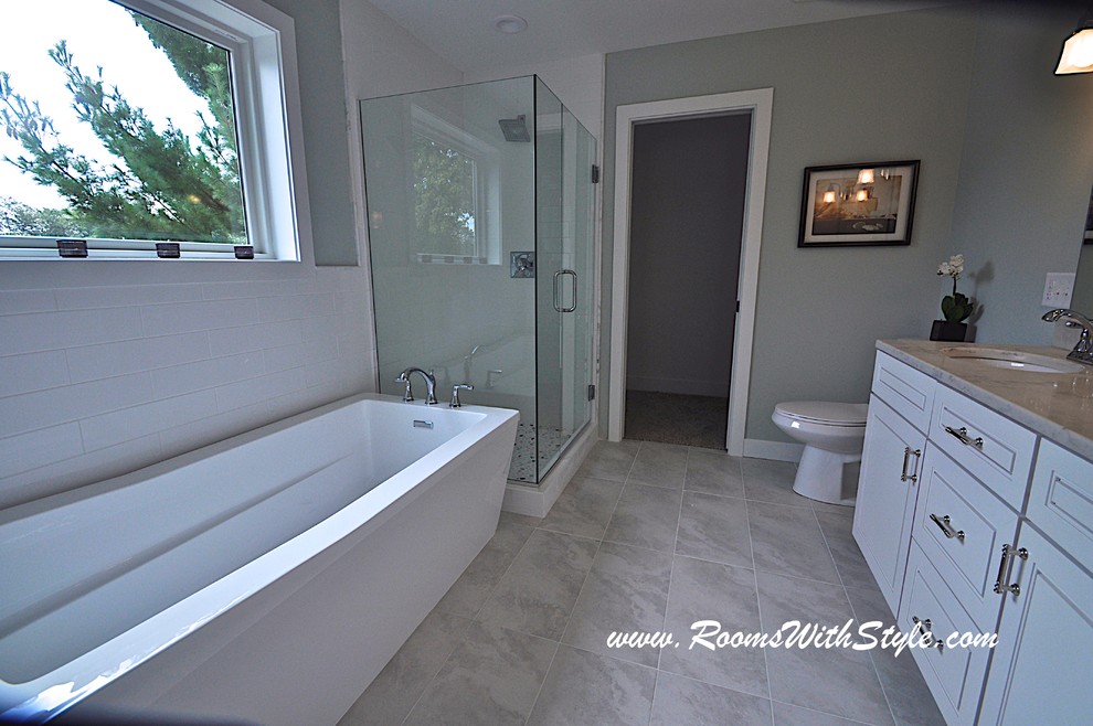 Inspiration pour une grande salle de bain principale minimaliste en bois clair avec un placard à porte shaker, un plan de toilette en granite, un carrelage gris, des carreaux de céramique, un mur vert et un sol en carrelage de céramique.