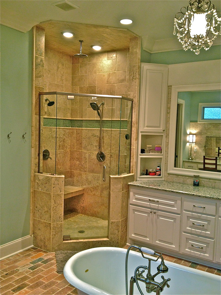 На фото: главная ванная комната в стиле рустика с белыми фасадами, столешницей из гранита, ванной на ножках, двойным душем, разноцветной плиткой, каменной плиткой, синими стенами и кирпичным полом