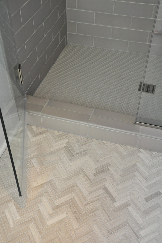 Mittelgroßes Klassisches Duschbad mit grauen Schränken, weißer Wandfarbe, Keramikboden, beigem Boden, Duschnische, grauen Fliesen, Keramikfliesen und Falttür-Duschabtrennung in Milwaukee