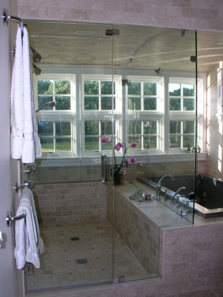 Aménagement d'une douche en alcôve classique avec une baignoire posée.