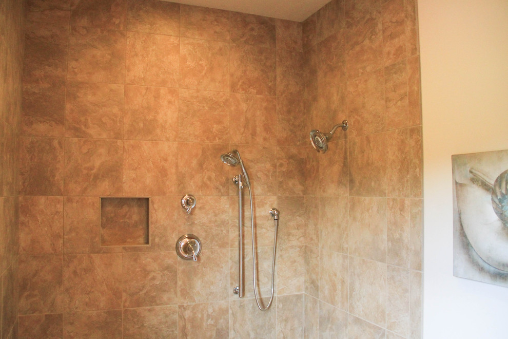 Foto på ett litet vintage badrum med dusch, med släta luckor, skåp i ljust trä, ett badkar i en alkov, en dusch/badkar-kombination, en toalettstol med hel cisternkåpa, beige väggar, klinkergolv i keramik, ett integrerad handfat och laminatbänkskiva