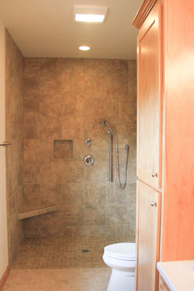 Inspiration pour une petite salle d'eau traditionnelle en bois clair avec un placard à porte plane, une baignoire en alcôve, un combiné douche/baignoire, WC à poser, un mur beige, un sol en carrelage de céramique, un lavabo intégré et un plan de toilette en stratifié.