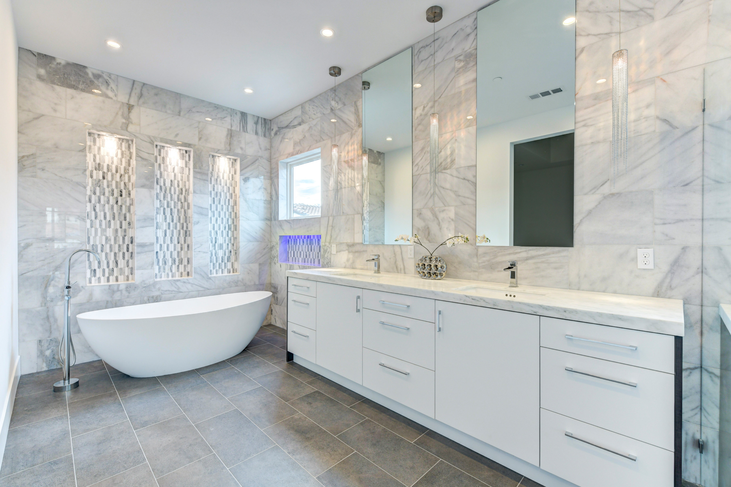 25 Gray Tile Ideas That Will Make Your Bathroom Standout