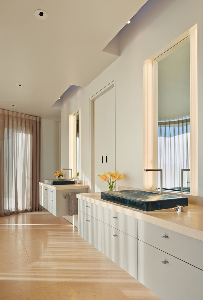 Modernes Badezimmer mit Aufsatzwaschbecken, flächenbündigen Schrankfronten, grauen Schränken und grauer Wandfarbe in San Francisco