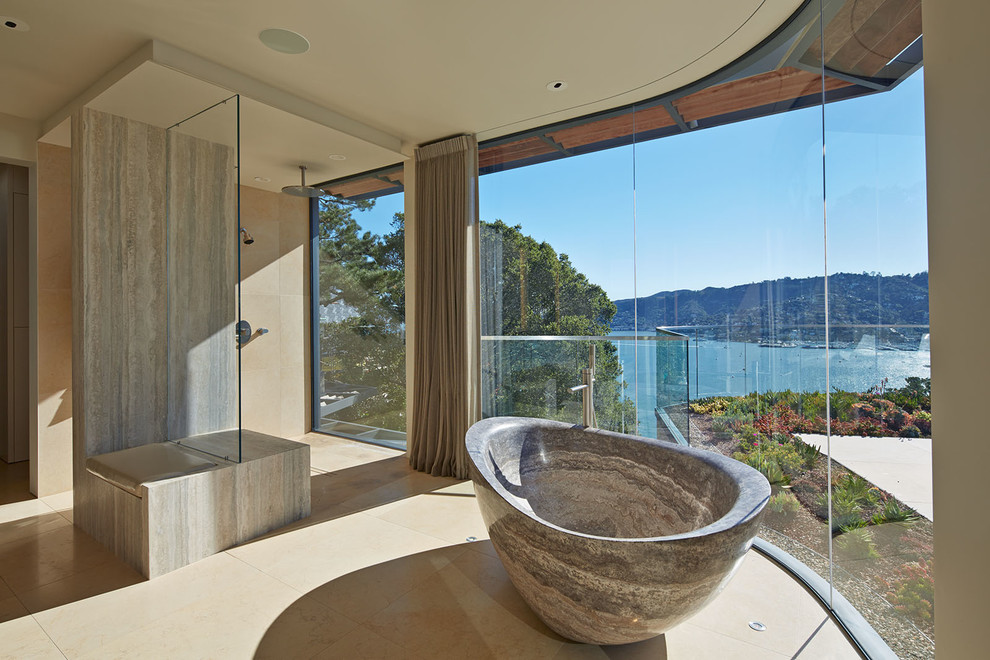 Пример оригинального дизайна: главная ванная комната в современном стиле с отдельно стоящей ванной, открытым душем и открытым душем