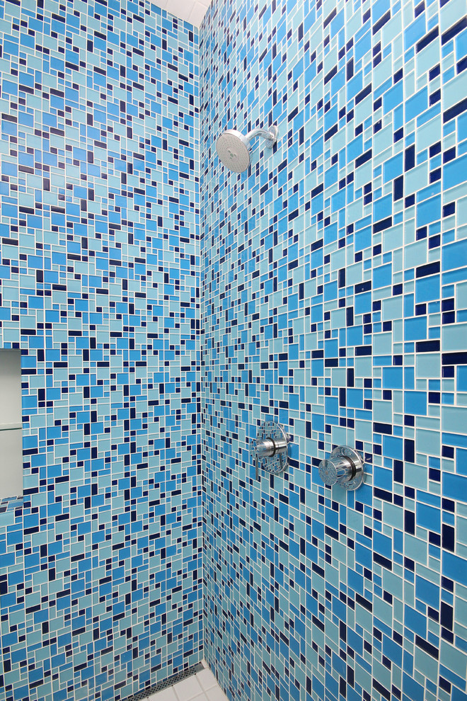 Réalisation d'une salle de bain vintage avec un carrelage bleu et mosaïque.