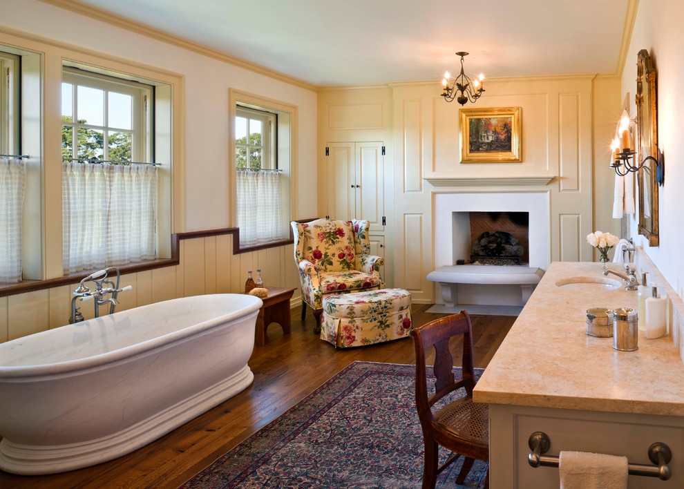 Пример оригинального дизайна: ванная комната в стиле кантри с врезной раковиной, фасадами с выступающей филенкой и отдельно стоящей ванной