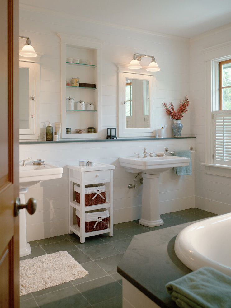 Bild på ett mellanstort amerikanskt en-suite badrum, med ett platsbyggt badkar, vita väggar, klinkergolv i porslin, ett piedestal handfat och grönt golv
