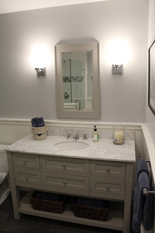 Idéer för mellanstora funkis badrum, med skåp i shakerstil, grå skåp, en hörndusch, en toalettstol med hel cisternkåpa, vit kakel, porslinskakel, grå väggar, klinkergolv i porslin, marmorbänkskiva och ett undermonterad handfat