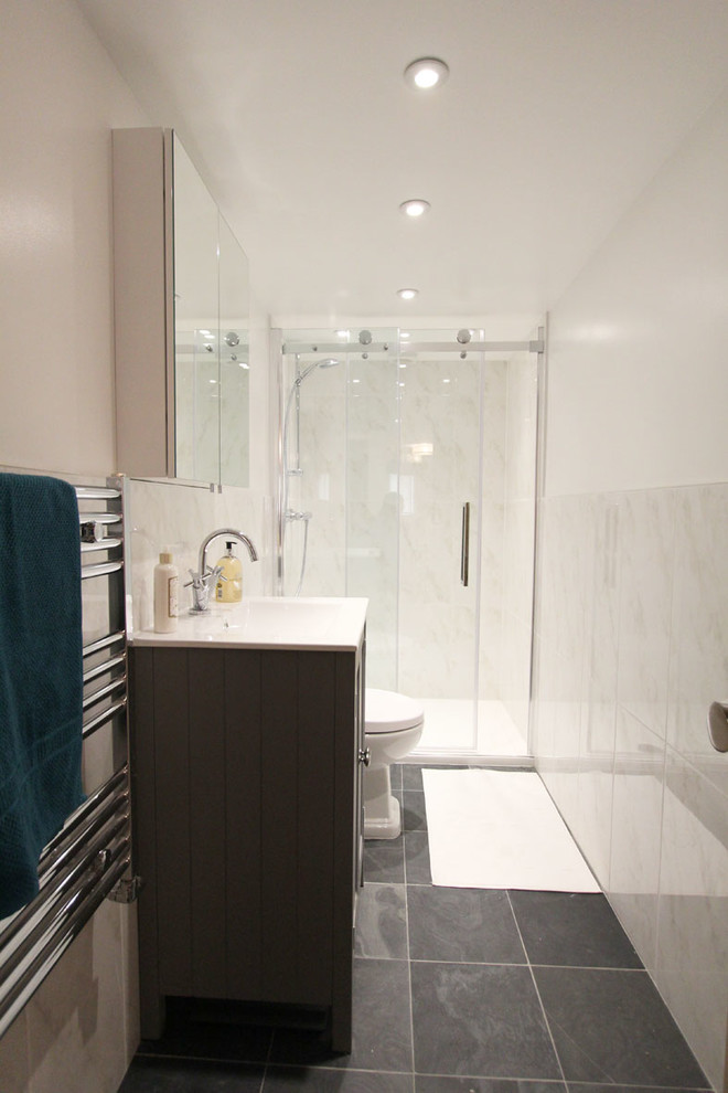 Cette image montre une petite salle de bain principale victorienne avec un placard à porte shaker, des portes de placard grises, une douche à l'italienne, WC à poser, un carrelage blanc, des carreaux de porcelaine, un mur blanc, un sol en ardoise et un lavabo de ferme.