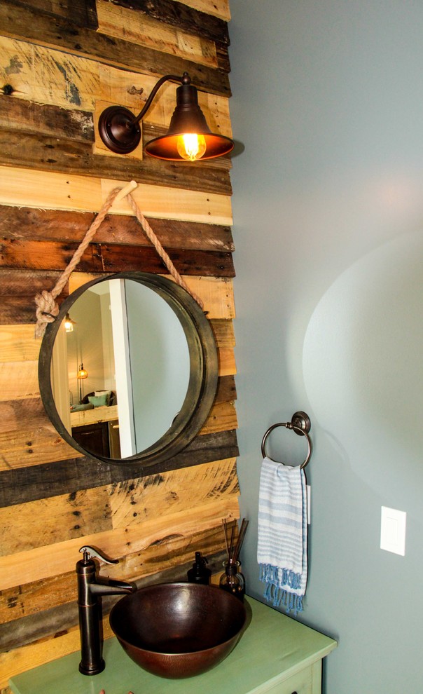 Foto di una stanza da bagno con doccia stile marinaro di medie dimensioni con WC monopezzo, pareti multicolore e lavabo rettangolare