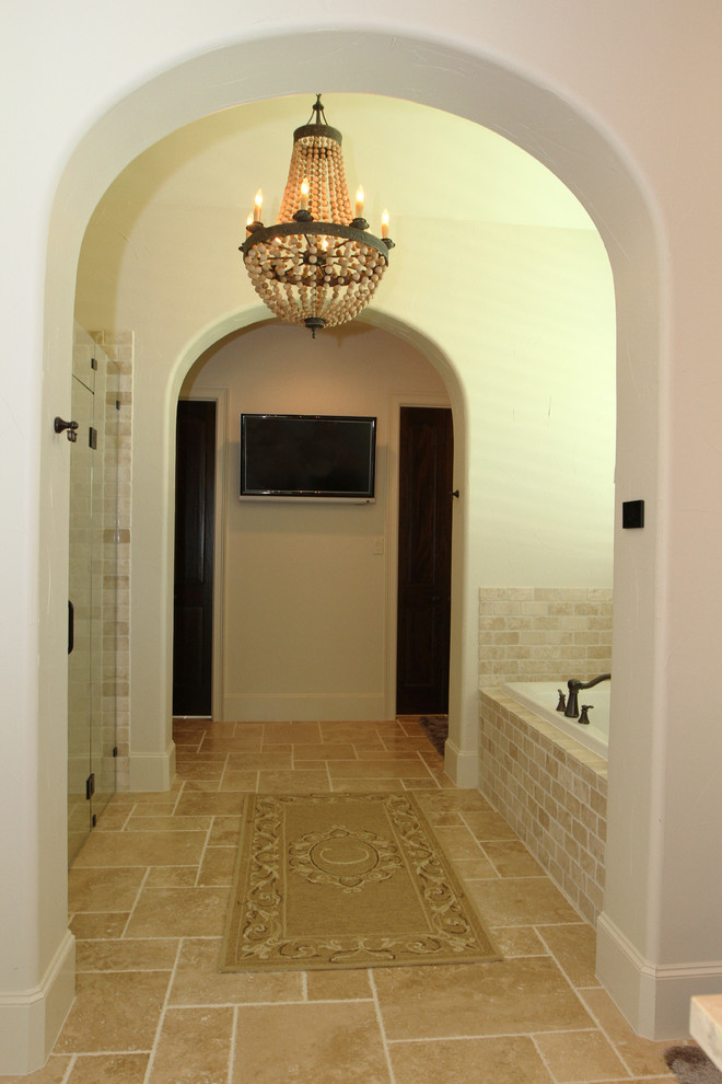 Foto på ett stort vintage en-suite badrum, med vita väggar och klinkergolv i keramik