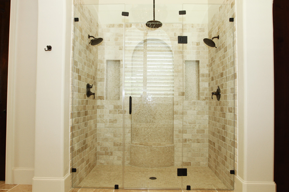 Ejemplo de cuarto de baño principal tradicional grande con ducha doble, baldosas y/o azulejos beige, baldosas y/o azulejos de piedra, paredes blancas y suelo de baldosas de porcelana