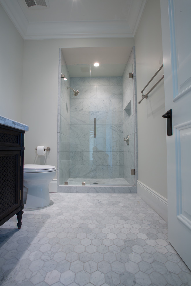 Inspiration pour une salle de bain traditionnelle en bois foncé avec un placard avec porte à panneau encastré, un carrelage gris, un carrelage blanc, mosaïque, un mur blanc et un sol en carrelage de terre cuite.