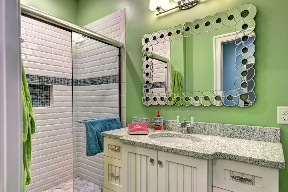 На фото: маленькая ванная комната в стиле фьюжн с фасадами в стиле шейкер, белыми фасадами, душем в нише, белой плиткой, керамической плиткой, зелеными стенами, душевой кабиной, врезной раковиной, столешницей из гранита и душем с раздвижными дверями для на участке и в саду с