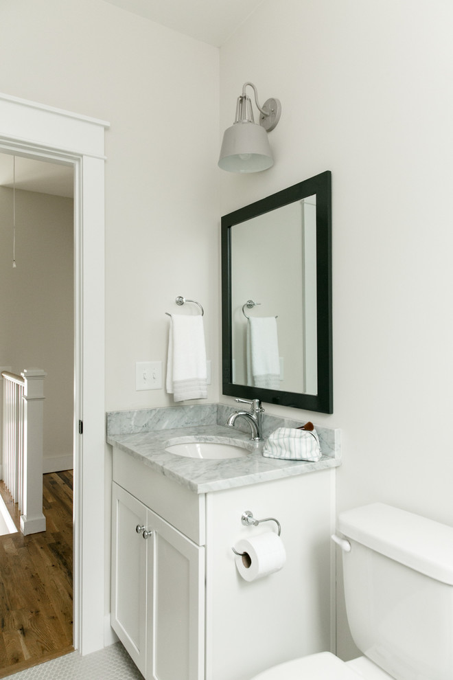 Exempel på ett mellanstort klassiskt en-suite badrum, med skåp i shakerstil, vita skåp, ett badkar i en alkov, en dusch/badkar-kombination, vit kakel, tunnelbanekakel, vita väggar, klinkergolv i porslin, marmorbänkskiva, vitt golv och dusch med duschdraperi