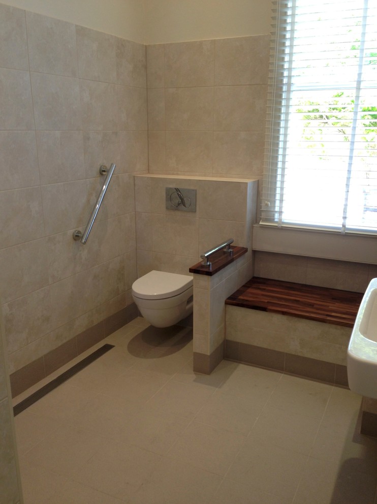 Идея дизайна: ванная комната среднего размера в современном стиле с подвесной раковиной, столешницей из дерева, открытым душем, инсталляцией, бежевой плиткой, керамической плиткой, бежевыми стенами и полом из керамической плитки