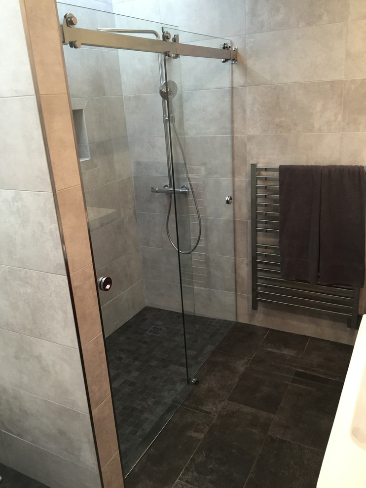 Foto de cuarto de baño moderno de tamaño medio con ducha a ras de suelo, baldosas y/o azulejos grises, baldosas y/o azulejos de pizarra, paredes grises, suelo de pizarra, aseo y ducha y lavabo con pedestal