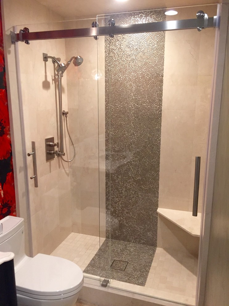 Modern inredning av ett litet badrum med dusch, med luckor med profilerade fronter, skåp i mörkt trä, en dusch i en alkov, en toalettstol med hel cisternkåpa, beige kakel, travertinkakel, röda väggar, klinkergolv i keramik, bänkskiva i akrylsten, beiget golv och dusch med skjutdörr